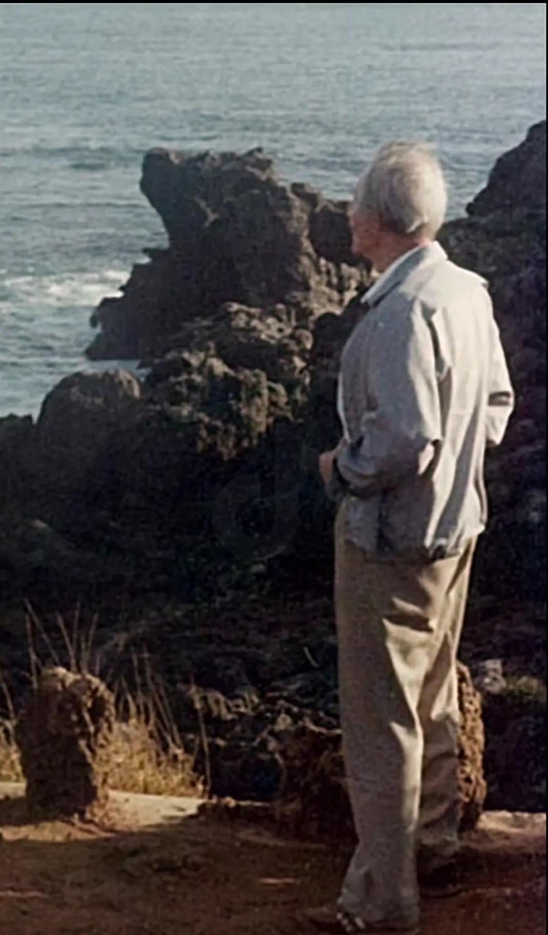 下图是抗日名将孙立人晚年在台湾海边拍摄的两张照片，“去海边”眺望大陆，是孙立人晚