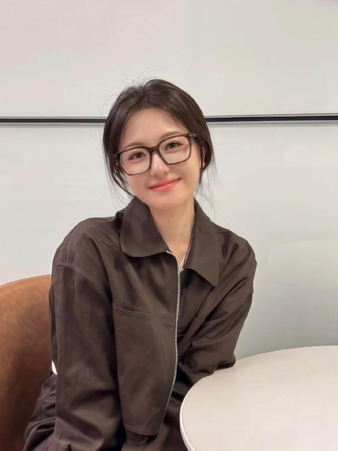 李兰迪的秋日冰奶茶滤镜 李兰迪的每个秋日造型都像加了定制滤镜，无论是穿什么、做什