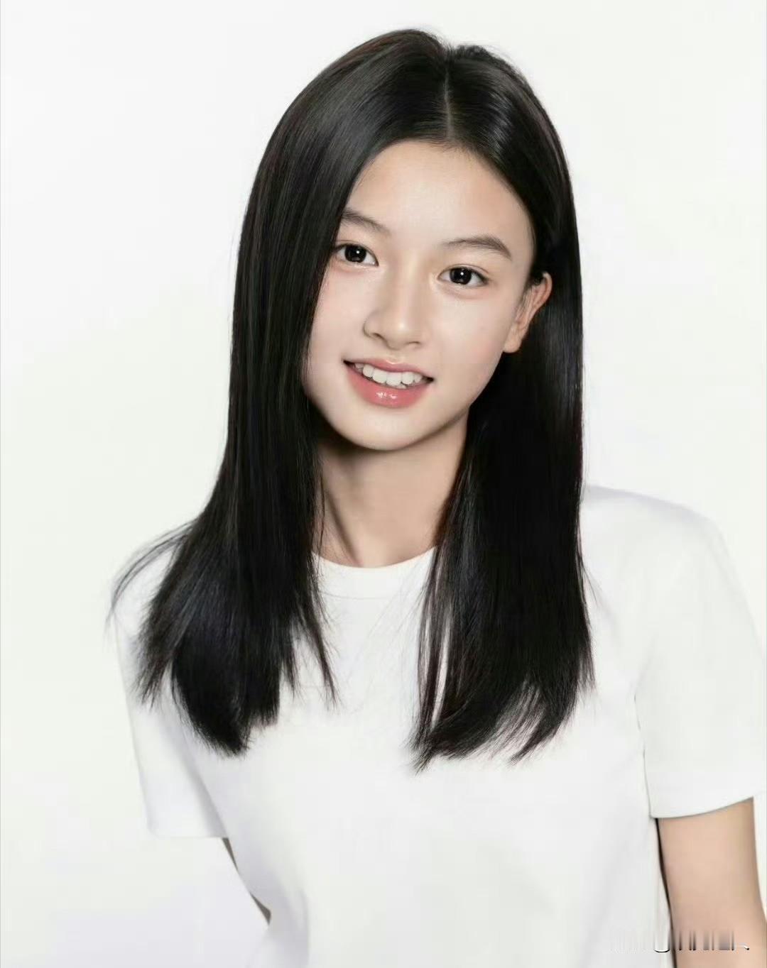 原来七七着急出道根本不是爱表演，而是被妈妈当成了摇钱树。没红之前，妈妈的账号全是