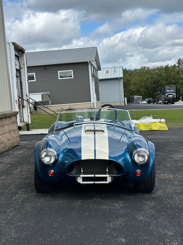 1960年的经典谢尔比眼镜蛇跑车车身线条流畅，蓝白双色拉花设计，颜值超高，相当哇