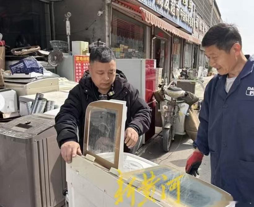 山东家电华佗受邀看春晚了被百万网友冠以 “家电华佗” 的美誉。如今这份民间手艺被