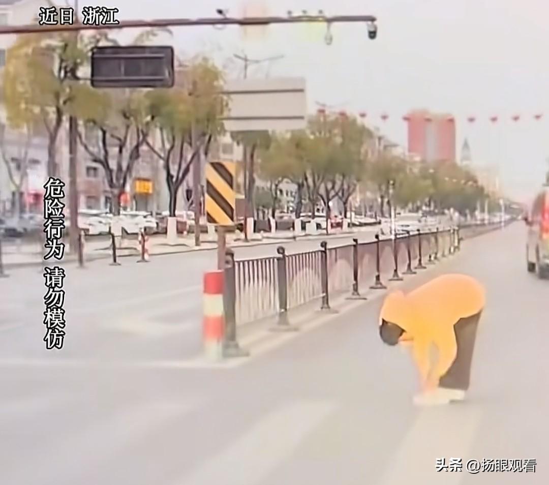 吓出冷汗‼️小孩过马路突然蹲系鞋带 家长当场教育！

我觉得家长做得太对了！
浙