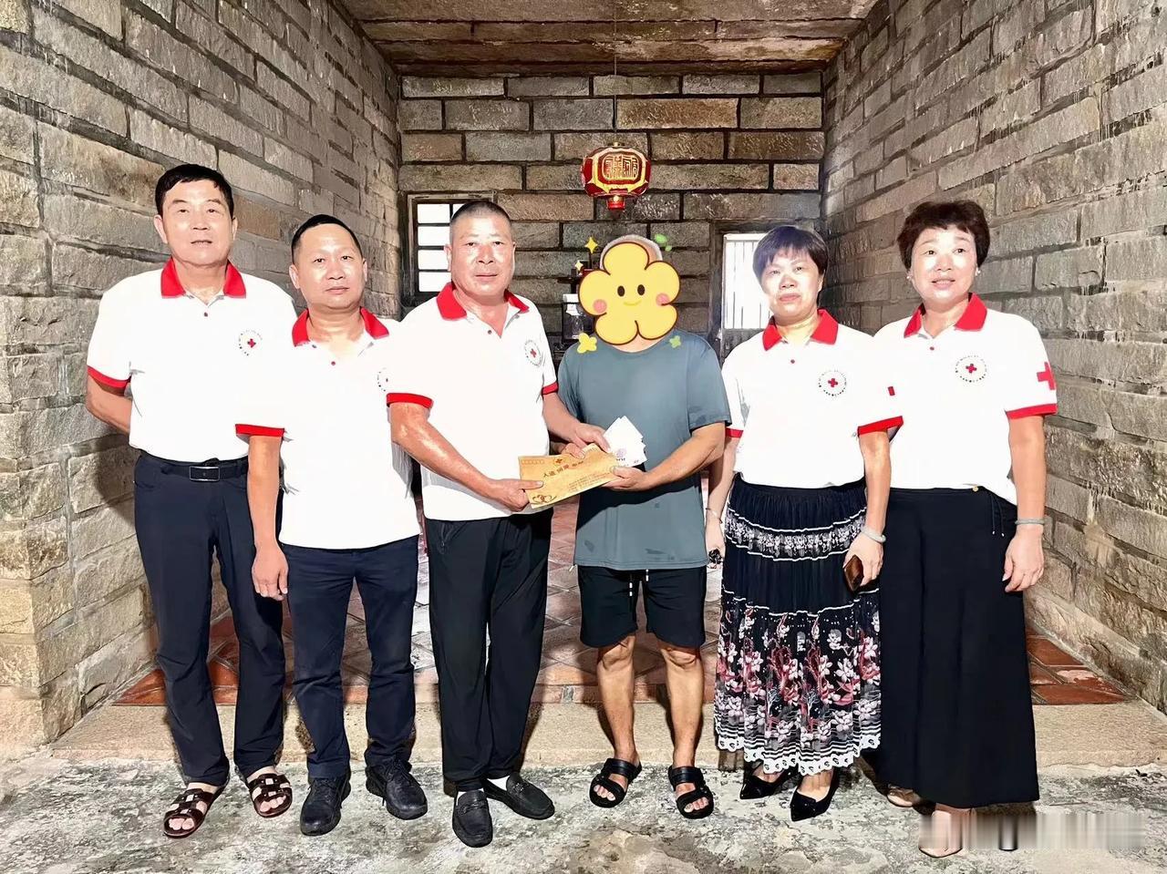 福建晋江市永和镇红十字会副监事长陈祖委、庄连坛、常务理事蔡长沙带队到晋江永和村慰