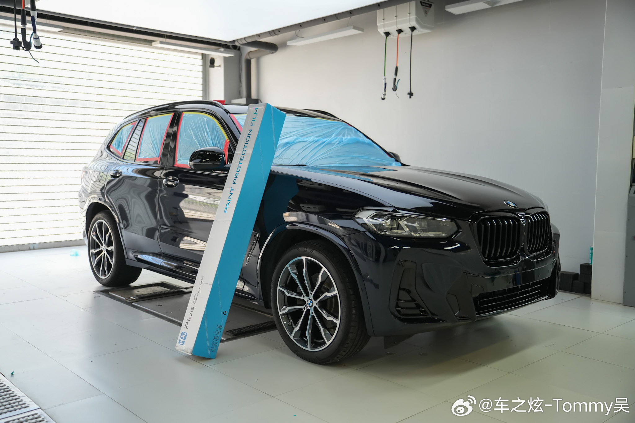 宝马X3透明膜 PPG P8 8.5mil隐形车衣车辆进店先做全车深度细节清洗,
