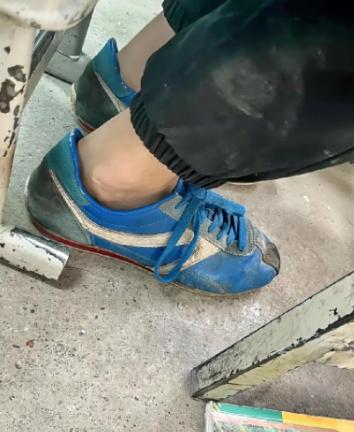 “泪目！”新疆伊犁，一位女老师正在讲台上课，却突然发现台下一名男生没穿袜子，整个