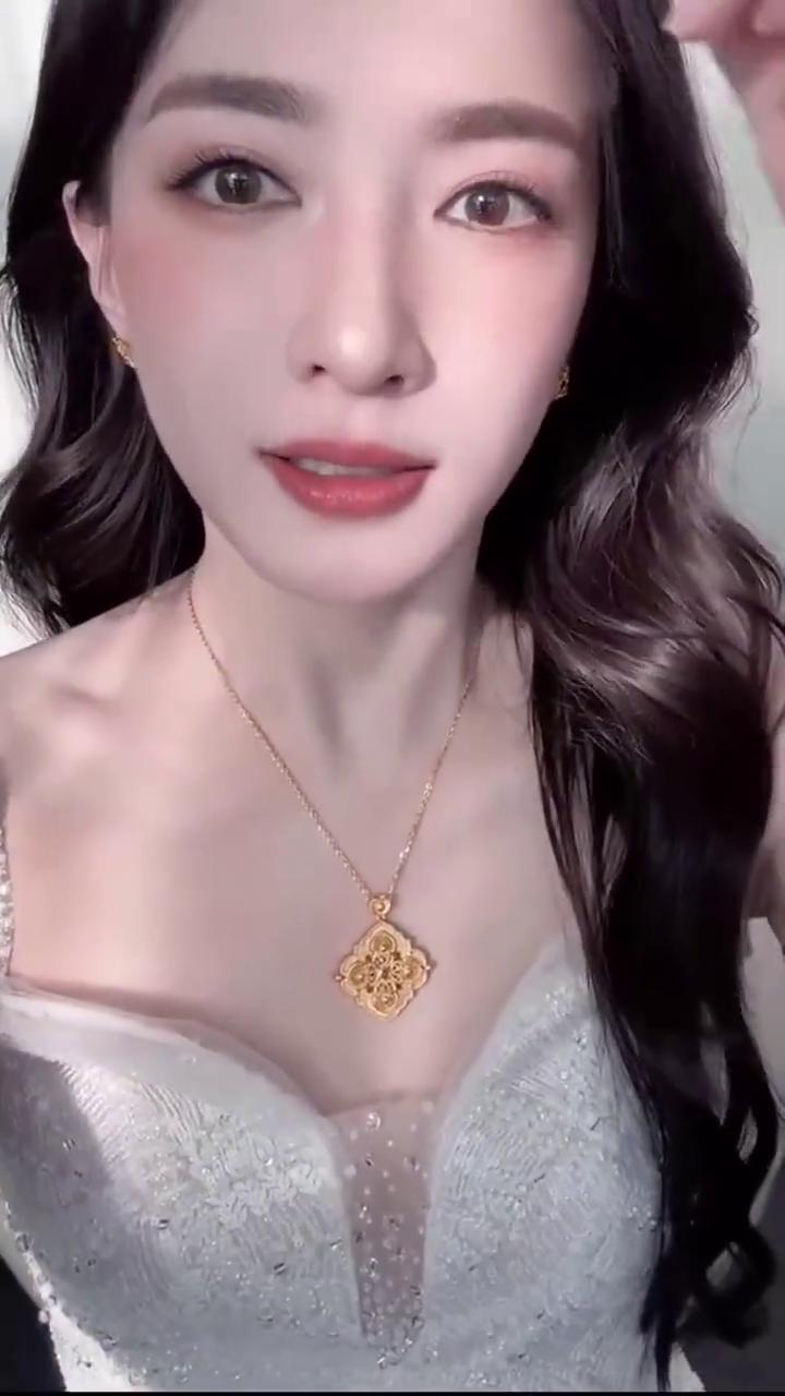 今天的妆发就完成了。今天我在兰州，天气也特别的好。刚刚带上了这套吉兆系列，特别的