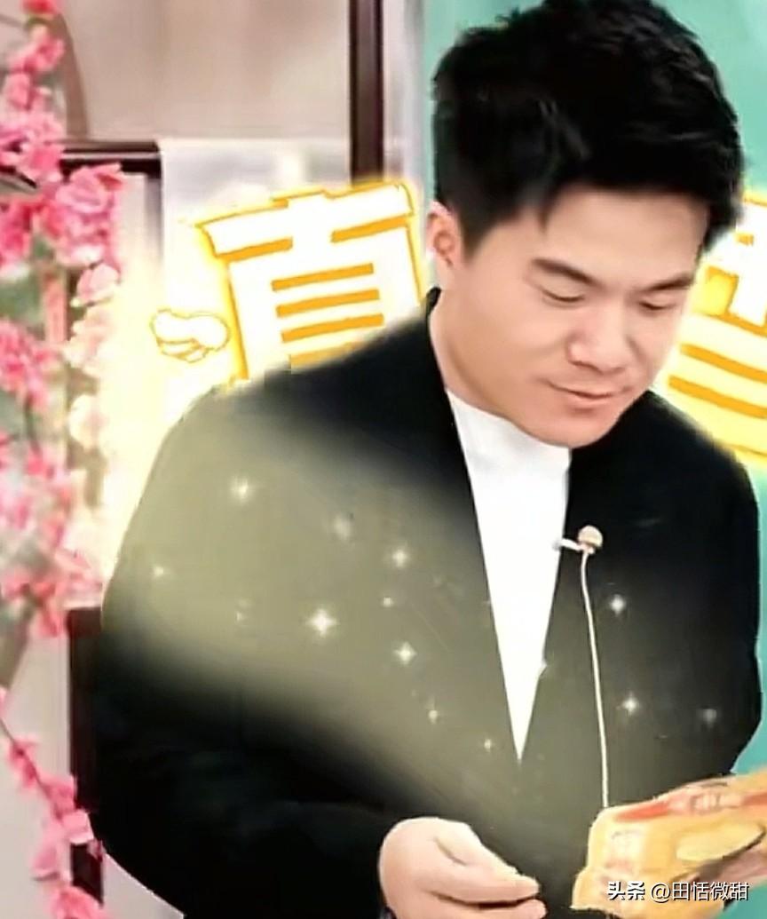 来看看董宇辉对无骨鸡爪的褒扬，老师就是老师，夸得一个鸡爪都文采分扬了。

无骨的