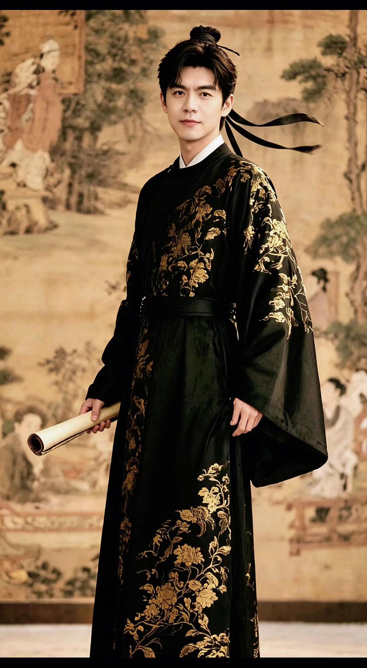 🎐墨袍金纹似暗夜流萤，执卷而立恰如古画走出。千年风雅，一帧定格✨