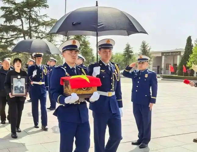 易中天家里着火了——119要收费！
易中天快烧死了——消防员可以见死不救！

我