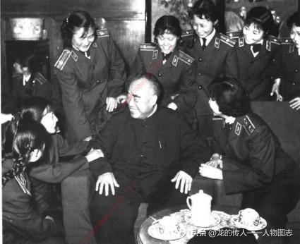 1964年4月12日，朱德同参加中国人民解放军第三届文艺汇演的文艺战士亲切交谈。