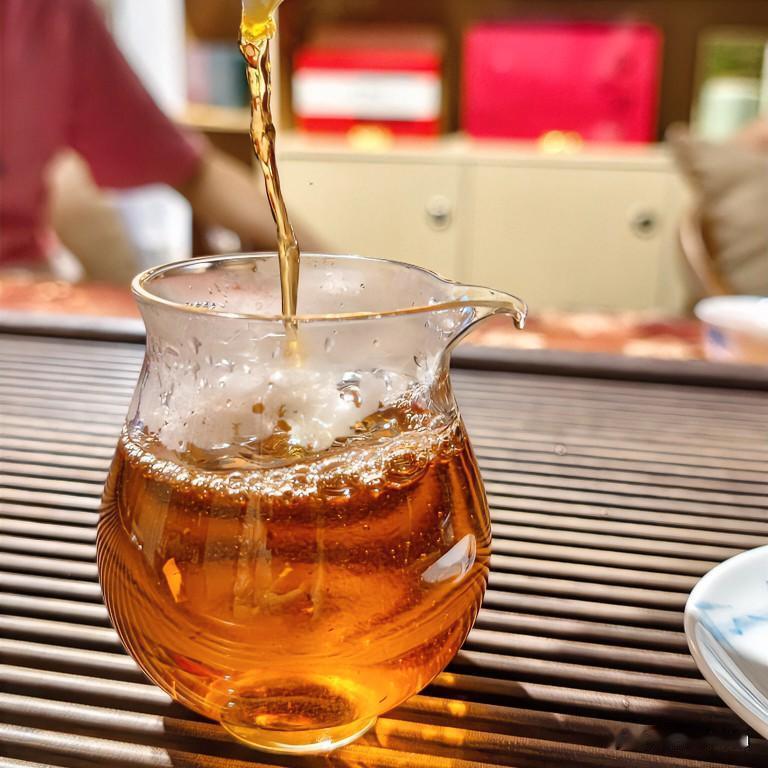 《幽茗·五绝》
茶烟淡复浓，浮沉意万重。喧寂终成道，清欢一盏中。

体式说明：五