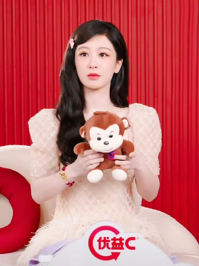 杨紫直播拍戏一整天晚上还来直播依然保持充沛的精力