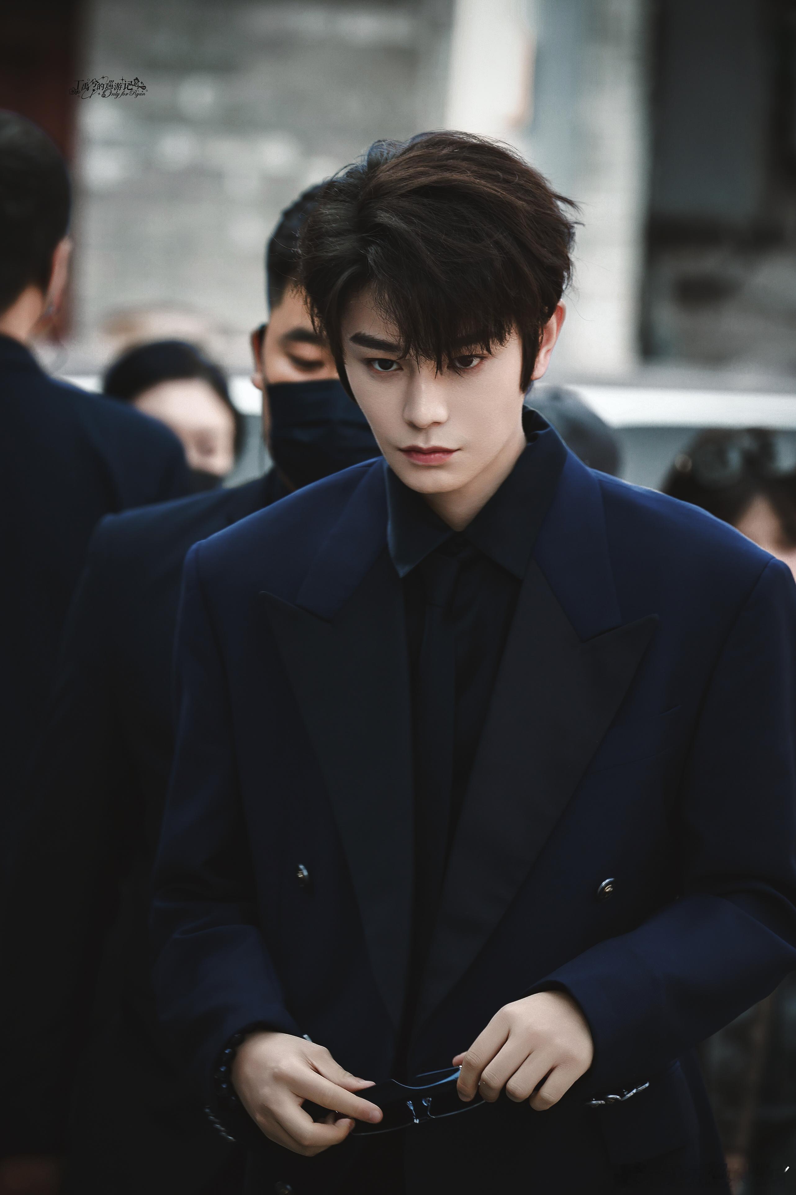 丁禹兮把水晶手串拆了送粉丝 最好的双向奔赴莫过于此，粉丝满怀期待奔赴现场，他便把