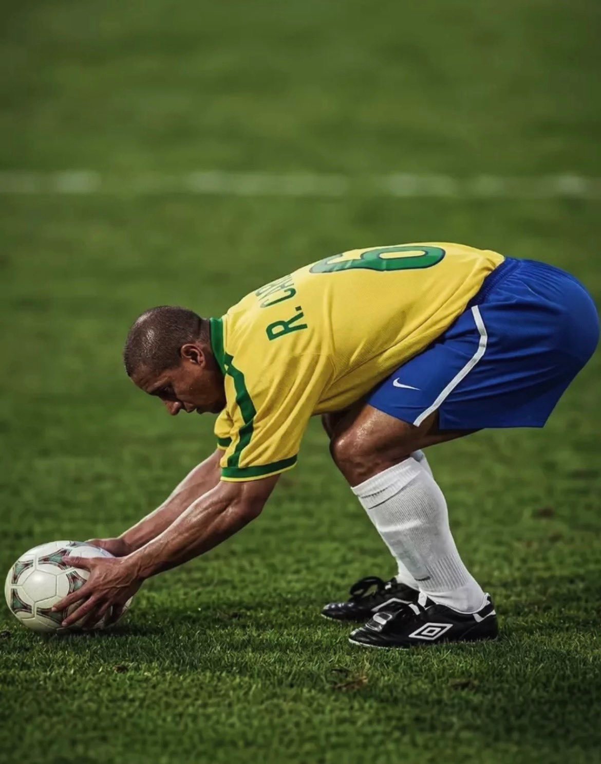 罗伯特·卡洛斯是不是皇马历史最佳左后卫？看看这组数据：820场俱乐部赛，巴西队1