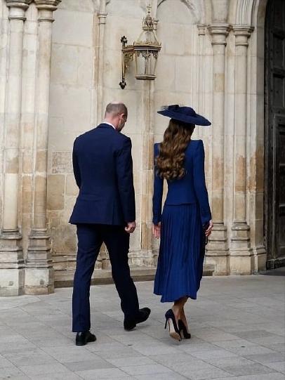 2026凯特逐步改变穿搭风格[灵光一闪]
开年三个月，她已选择了三套垫肩服装，