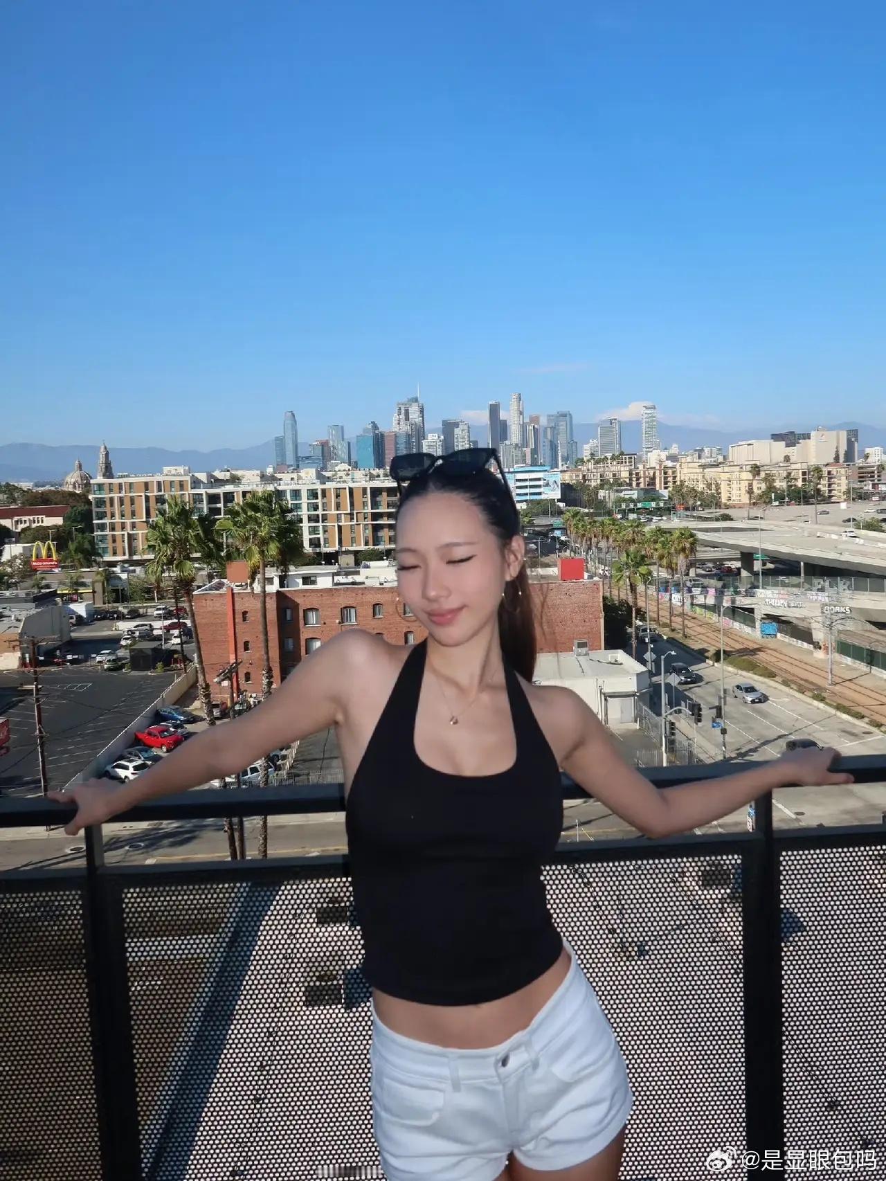 小S大女儿最新照片，小麦色皮肤，很美式辣妹的感觉！她现在还是大学生，南加州大学，