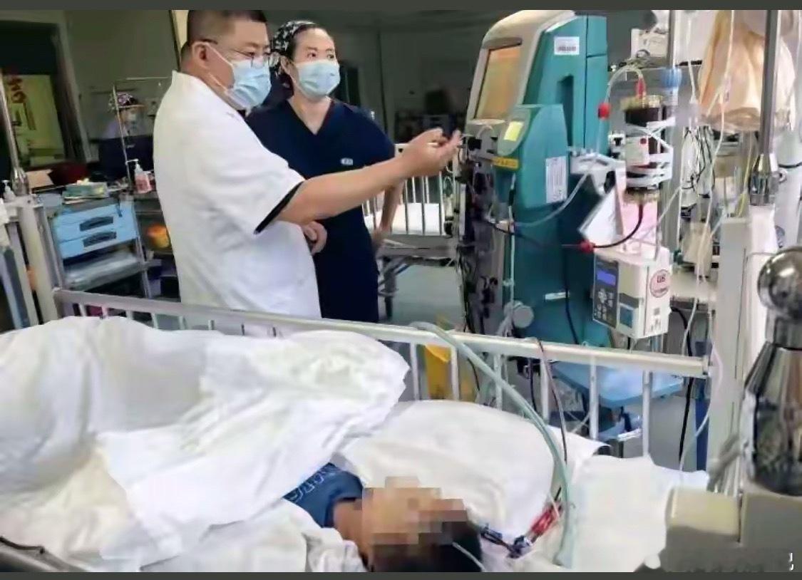 2岁男童把家中百草枯当饮料喝下内蒙古2岁男童在家把百草枯当成饮料喝下，很快口腔灼
