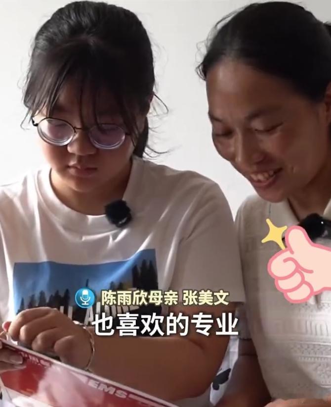 你只管往前妈妈一直在你身后妈妈用8年把独腿女儿背进大学温岭女孩陈雨欣自幼腿部患病