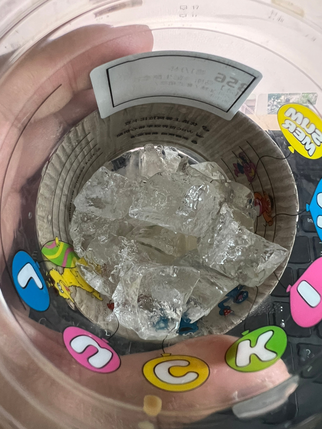 #瑞幸咖啡被曝冰块霉变#刚喝完瑞幸，吓得我赶紧看下杯子里的冰块，还好没有霉变。一