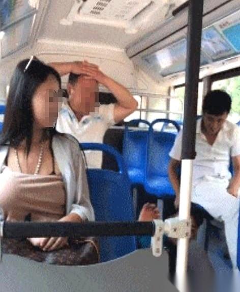 “你这是想吃我豆腐吧？”
早高峰挤得连转身都费劲的公交车上，一个穿白T恤的女孩猛