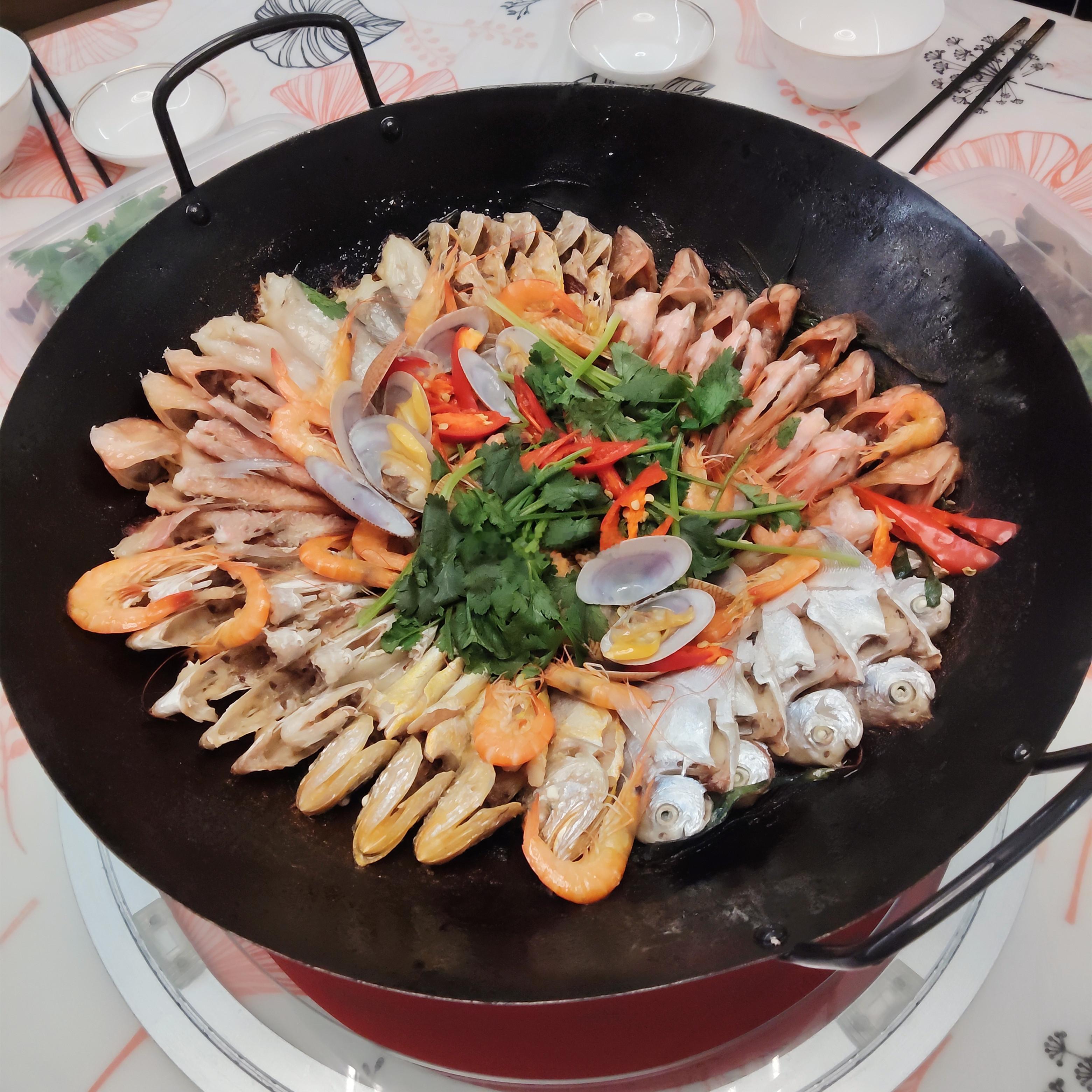 二刷上次发的那家鱼鼎，默认是200小鼎可以吃2~3人，大鼎300可以吃4~5人，
