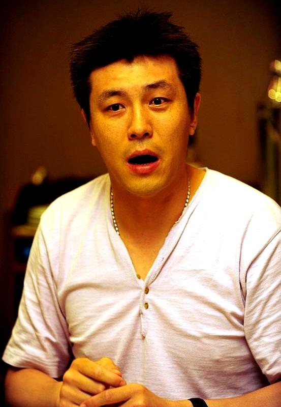 刷到一条“好男人四特征”时，愣了一下：性子急、脾气爆、说话直、心很软。
像极了工