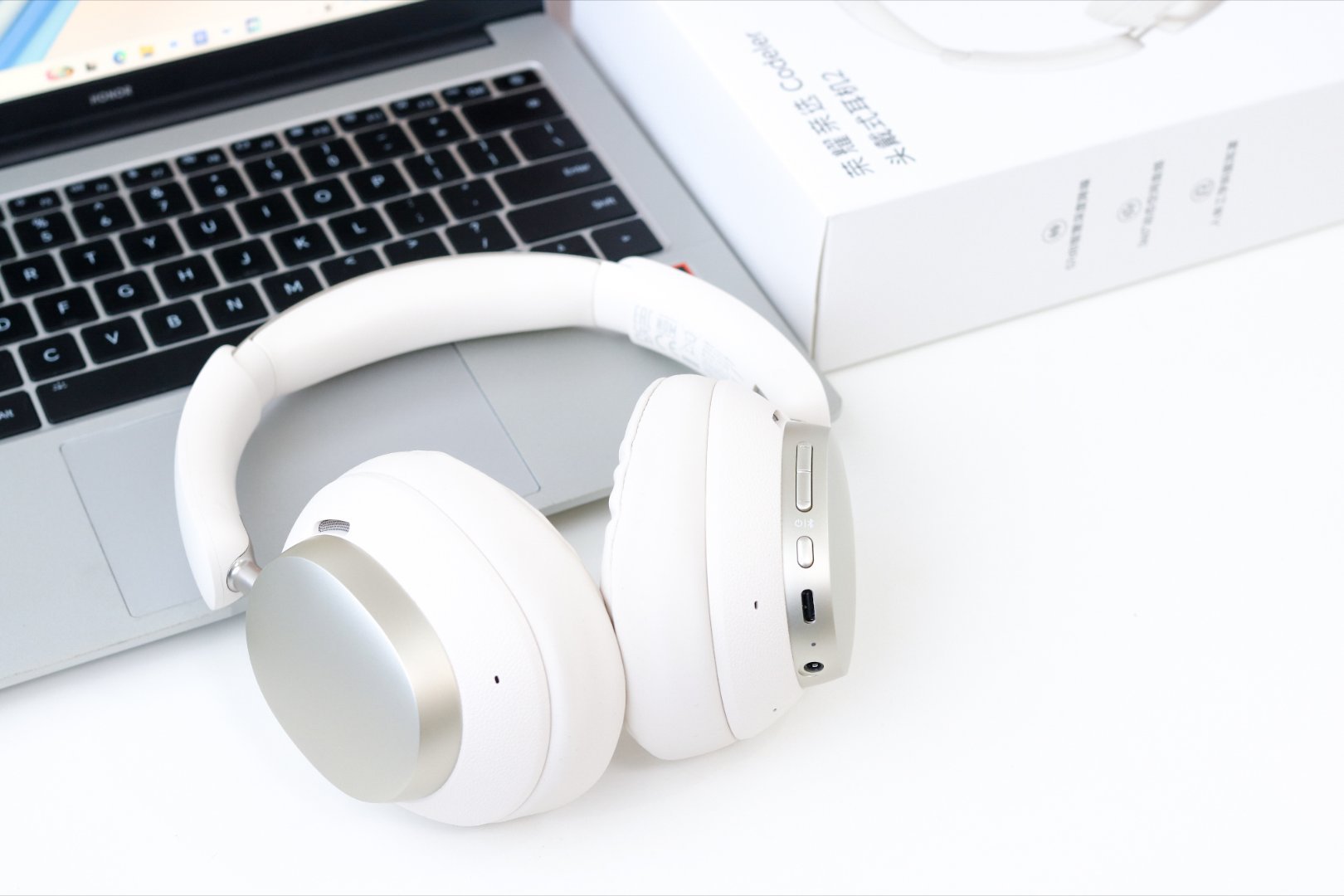 三百出头就能拿下的高性价比头戴耳机来了！全新上线的荣耀亲选头戴式耳机2，直接刷新