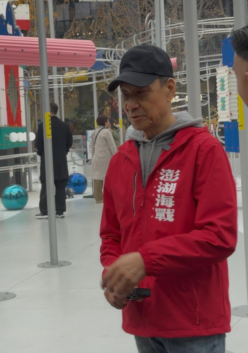 谁能想到！在东郊记忆逛街还能偶遇澎湖剧组！杜江他们还和消防员们联动了！太惊喜了～