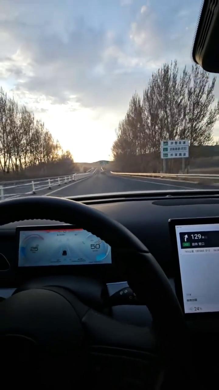 注意过收费站后靠右下坡，一百五十米后靠右下坡，靠右下坡往盘锦营口方向前方汇入主路