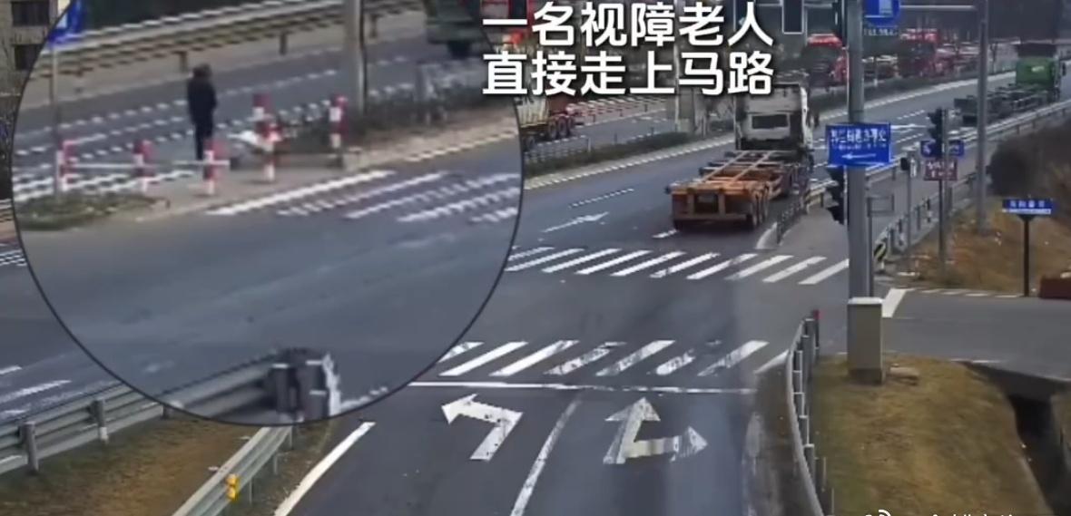 途经此处的热心市民黄先生目睹了全程。“当时心都揪起来了。”他事后向北仑区公安分局