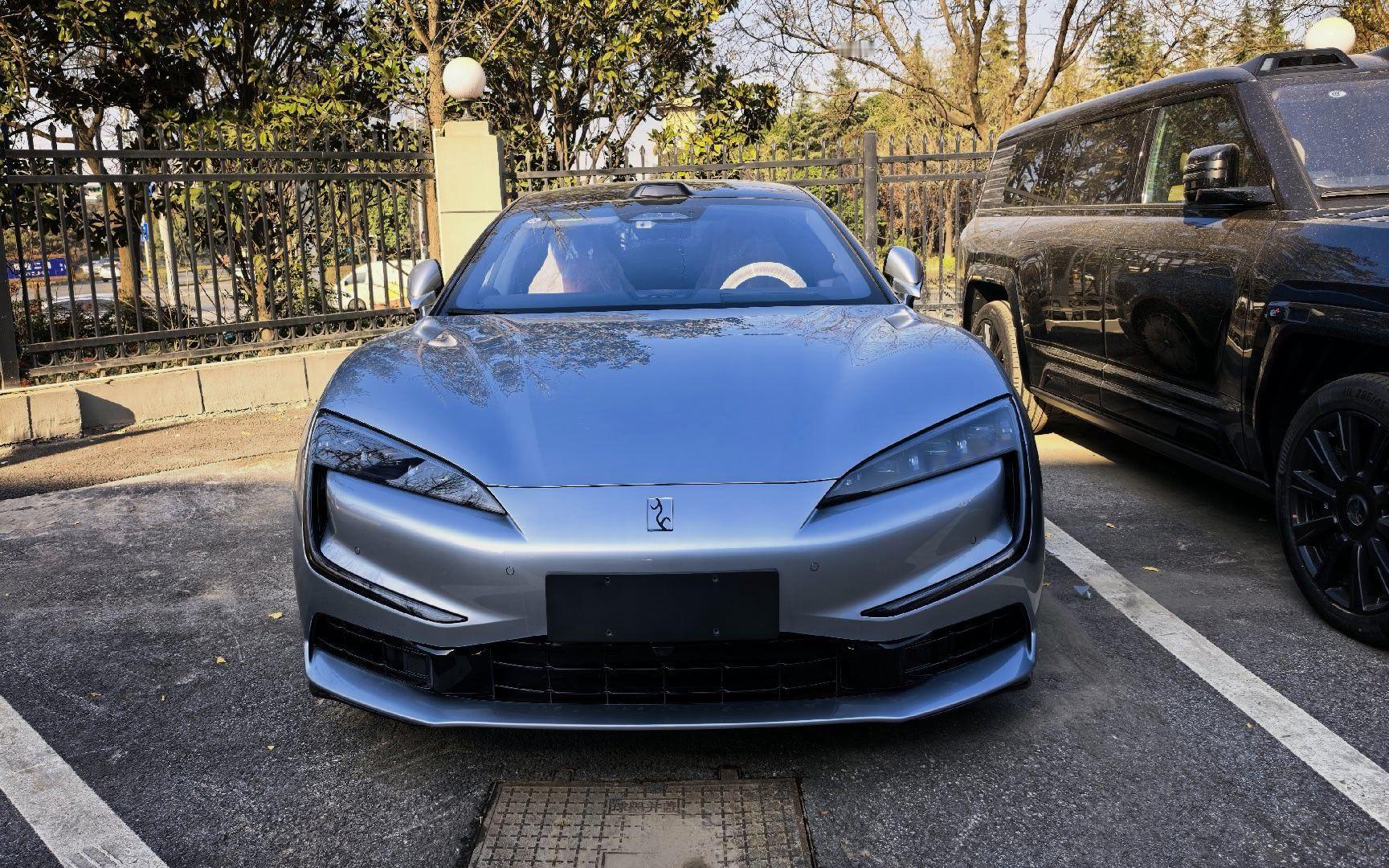 U7 PHEV的前脸设计极具特色，富有辨识度与视觉张力，气场强大，在设计上并不逊