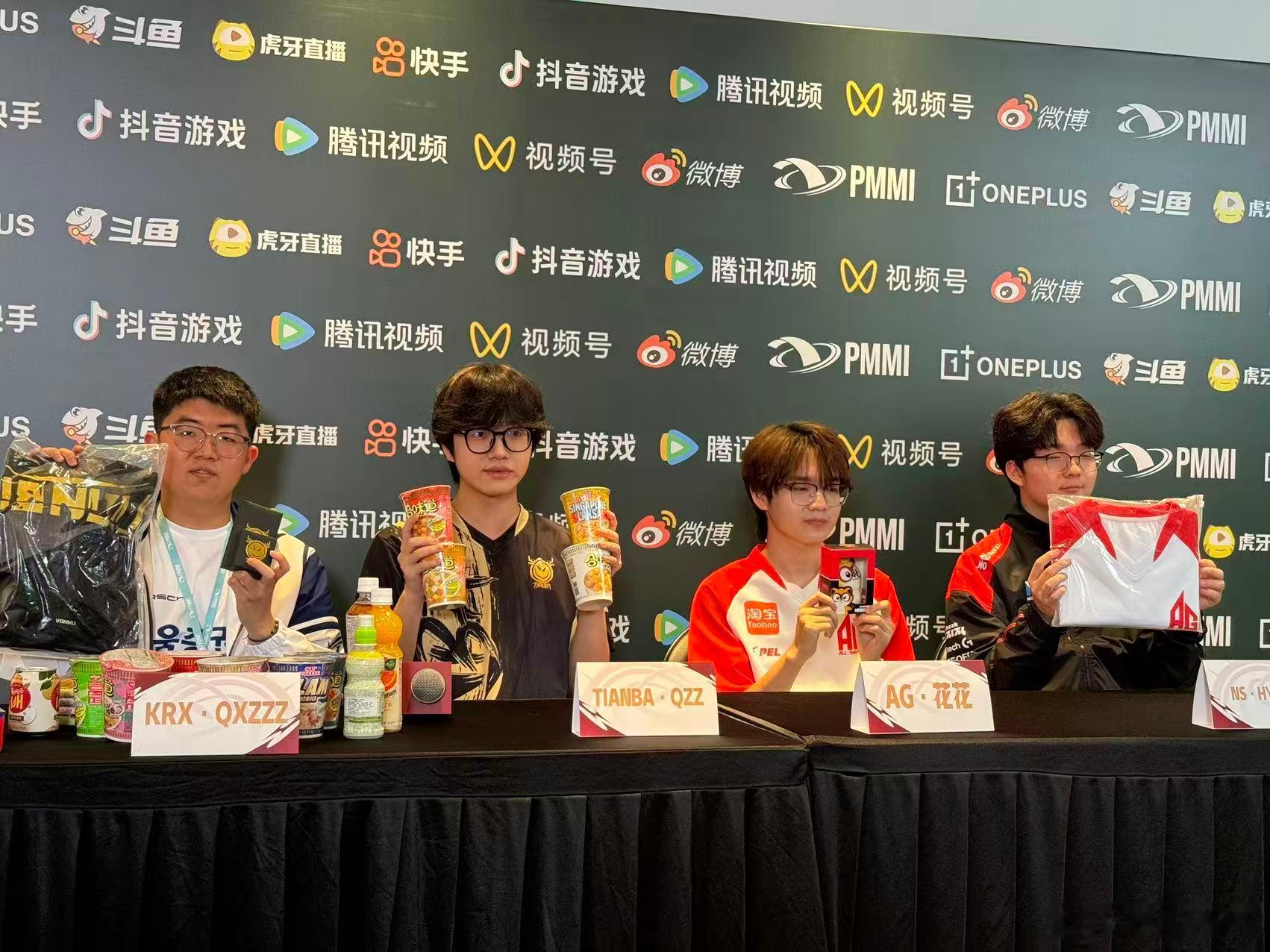 我在澳门邀请赛媒体日吃很好澳门邀请赛媒体日打卡，选手互赠礼物暖意满满，甜品台更是