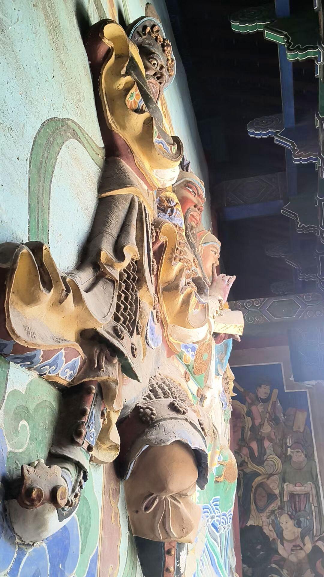 我问这个有缘的山东小朋友，写的画的懂不懂？他点头说懂！
他才是十几岁的孩子呀！