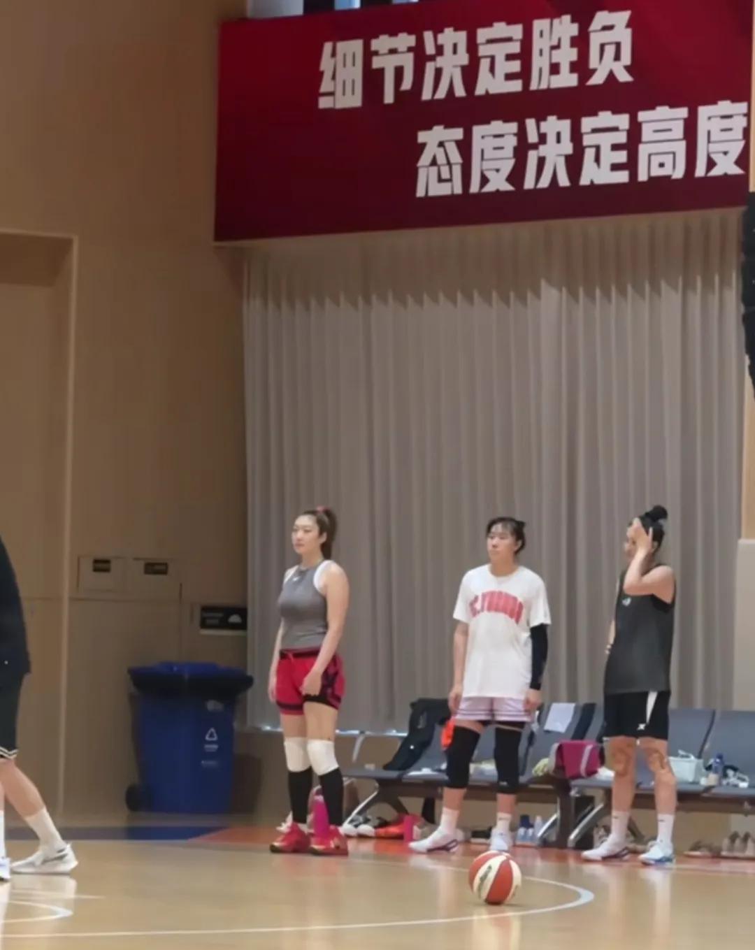 为了全运会的资格赛，
四川女篮在云南元谋开训，
有贾赛琪，有韩旭，有肖桐，
也有