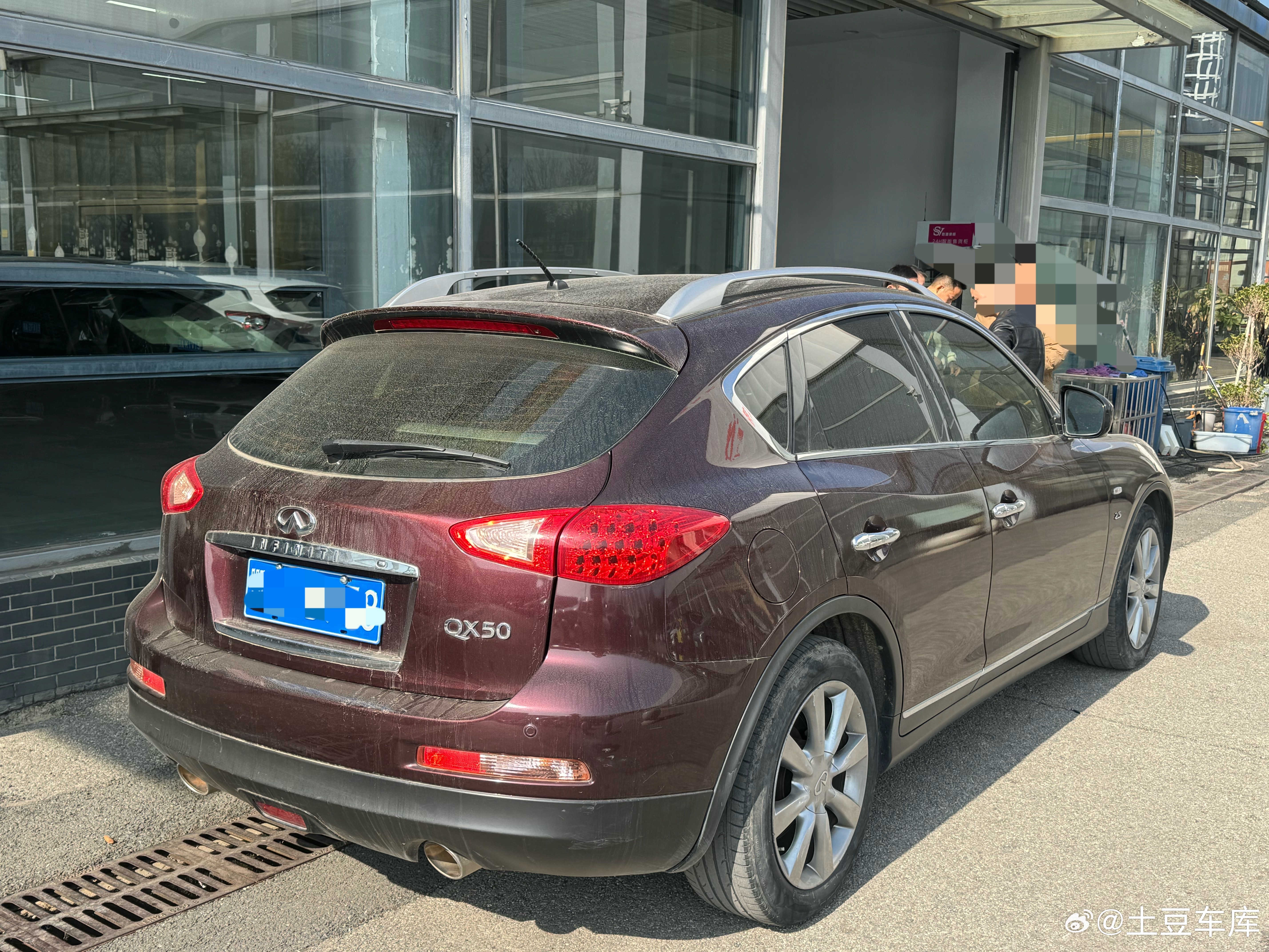 今天评估了台英菲尼迪QX50这车现在也是真的太不值钱！！主要车龄大 公里数也上来