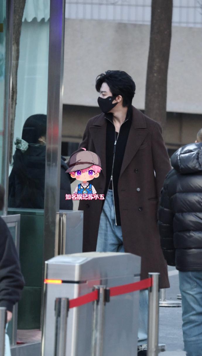 刘宇宁现身马年春晚第四次联排 这个也太帅了 