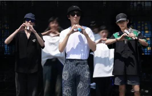 TFbogs的十年之约就要与他们的所有的粉丝见面了，近期有网友爆料了TFBOYS