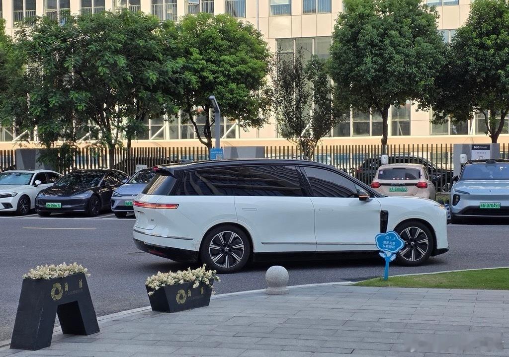 蔚来的ES8这走的是mpv路线吗？ ​​​