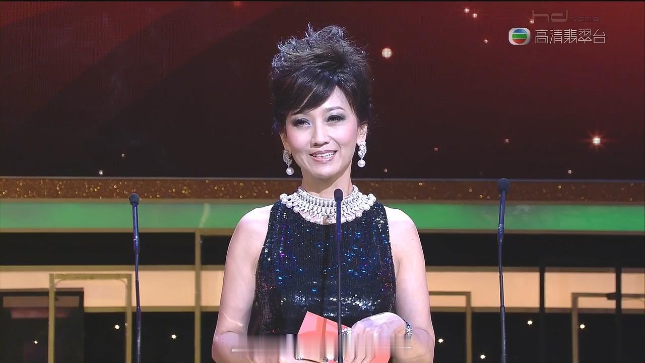 芝童道合赵雅芝叶童 咱也不知道咱也不敢问，一个09年一个10年，还都是黑裙子，项