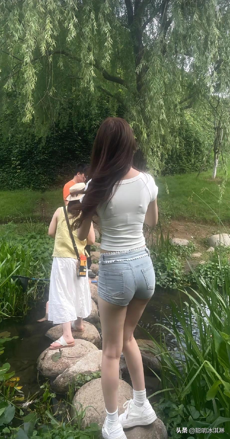 夏日漫步绿意中，与家人共享自然之美。