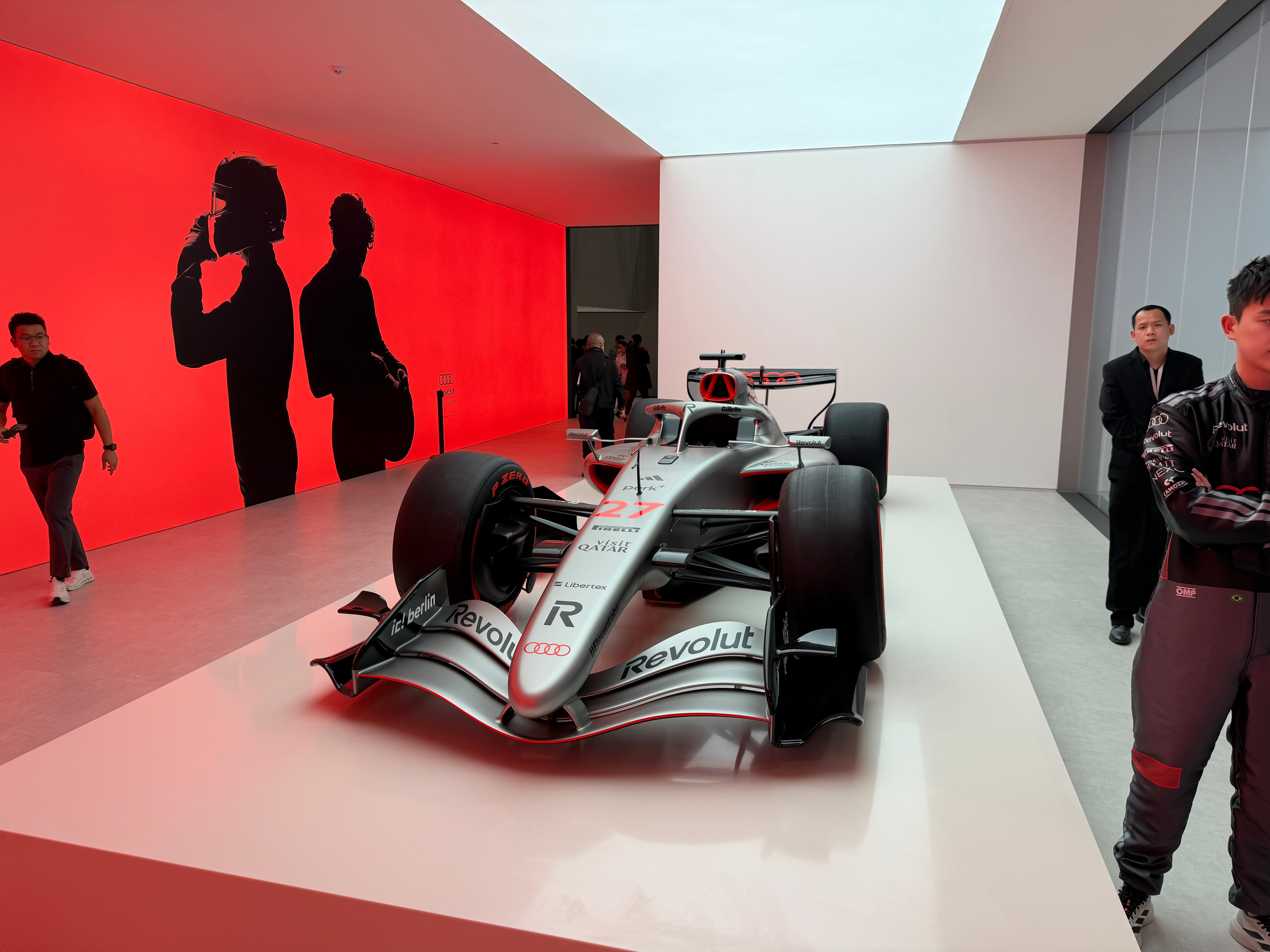 今儿去了趟车展...奥迪展台真是没啥东西...当然除了这台F1模型车...奥迪