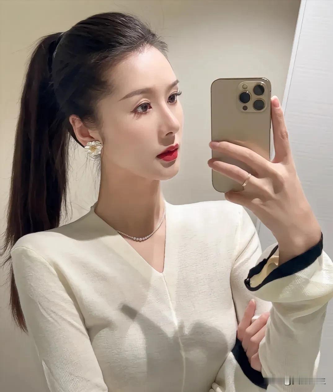 在一阁营地的湖畔，和春风撞个满怀。
光影在原木与草顶之间，悄悄漏下来。

帐篷布