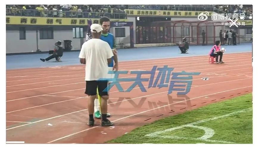 西海岸主场工作大爷又又又又火了！就是那个在球场种葱的大爷吗！
根据媒体天天体育视