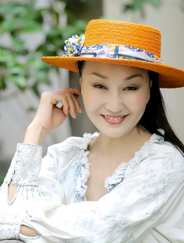更年期一般都是什么症状？
46岁的中年女人
不知道是不是更年期了
吃个饭那个汗如