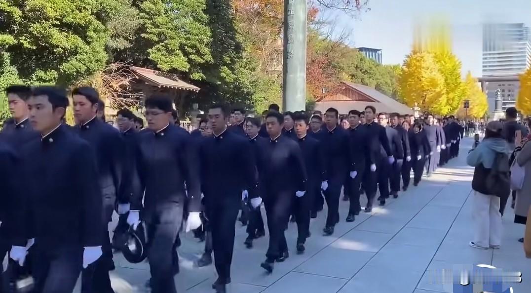 令人气愤，日本防卫大学学员集体前往靖国神厕拜鬼！
都知道，靖国神厕供奉的都是侵华