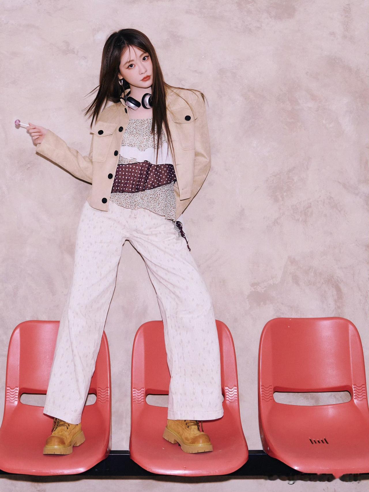 祝绪丹甜酷美式复古风太会穿✨
 
祝绪丹这套穿搭把甜酷平衡得刚刚好！卡其色麂皮短