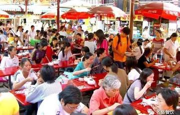 5.5万亿餐饮市场里，普通厨师正在被慢慢淘汰。十年前只要说不想读书，家长都会劝去