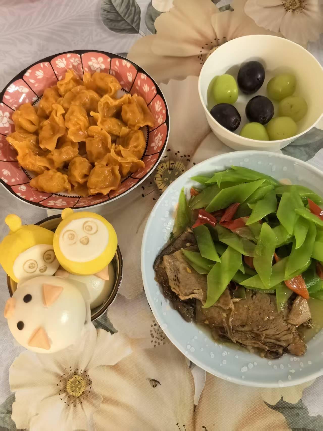 早餐局，是生活递来的甜
 
晨光刚漫过桌角，我的早餐盘就闹起来了。
 
橙红碗里