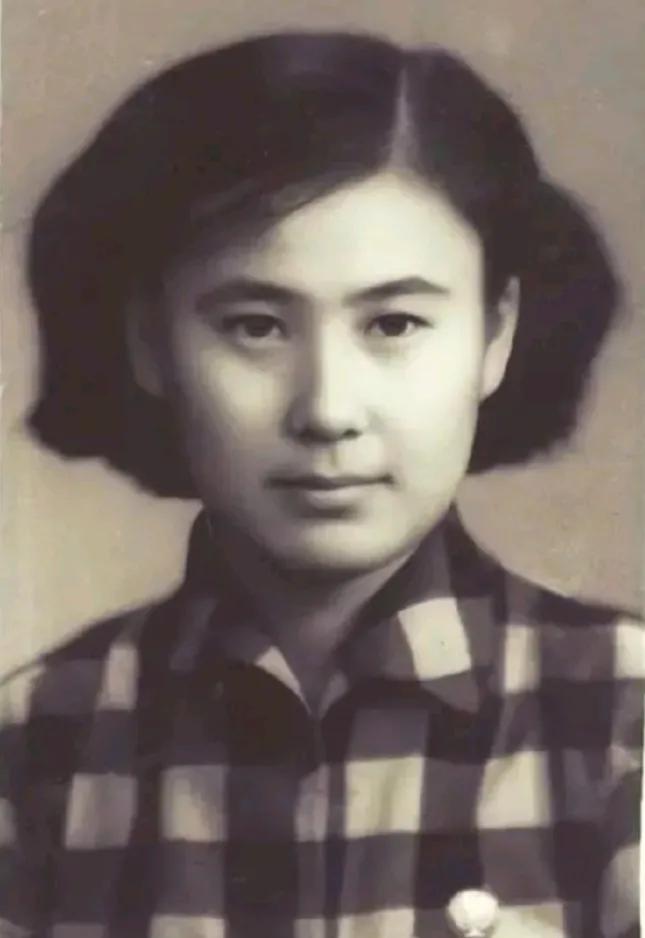 能生三个漂亮女儿，自己本身就是一张明星脸，如果当演员，说不上也是响当当的大明星。
