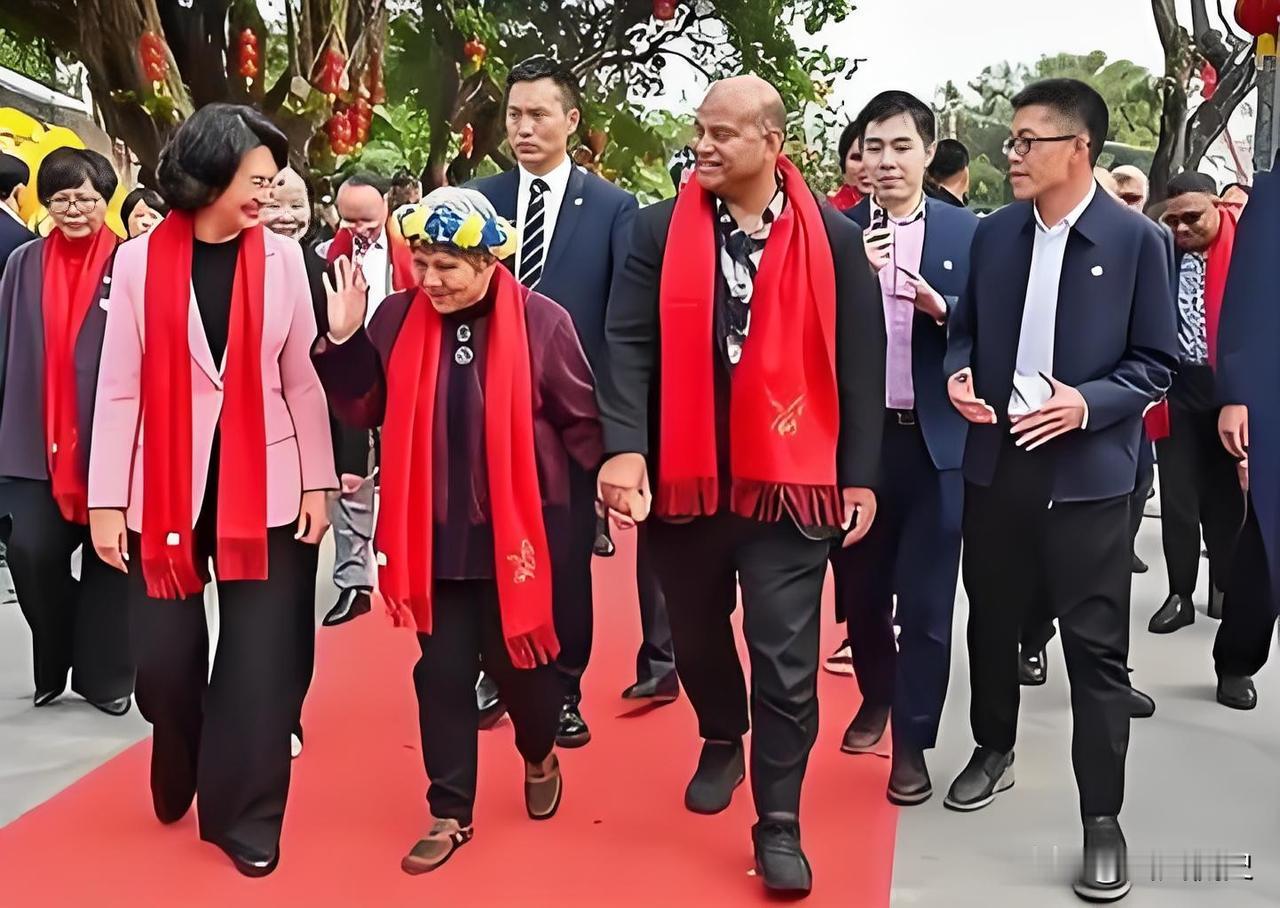 当其他国家元首多以视频致辞、中文祝福语送上新春问候时，瑙鲁总统的选择堪称独树一帜